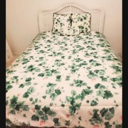 Beautiful Green And White  Ivey Plant With Pink Flowers Comforter Set...Size Full/Queen..Comes With 2 Pillow Shams And Comforter..Like NEW!