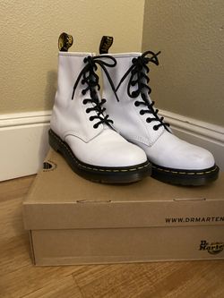 Dr Martens White Boot For Woman’s Size 9 