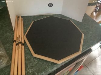 Music- drums - Evans 2 Sided Real Feel Practice Pad w 2 sets of sticks has gray natural gum rubber surface for realistic rebound and recycled rubber s
