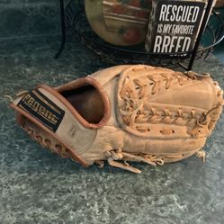 Vintage Regent baseball glove model 5122,very good condition for age, great for display or use About 10”, nylon reinforced, Professional Custom Plainf