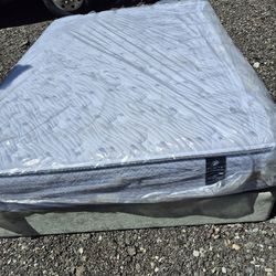 Queen Size  Sertha Mattres Good Condition 