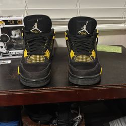 Jordan 4 Yellow Thunder Size 8.5 