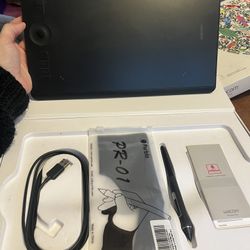 Wacom Intuos Pro Medium (Bluetooth) – Professional Graphic Drawing Tablet – Black 