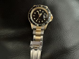 Two-tone quartz dive watch with a black dial and a date window