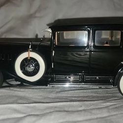Franklin Mint. Al Capone 1930 V-16 452 Cadillac Imperial Sedan 1:24 Scale Diecast
