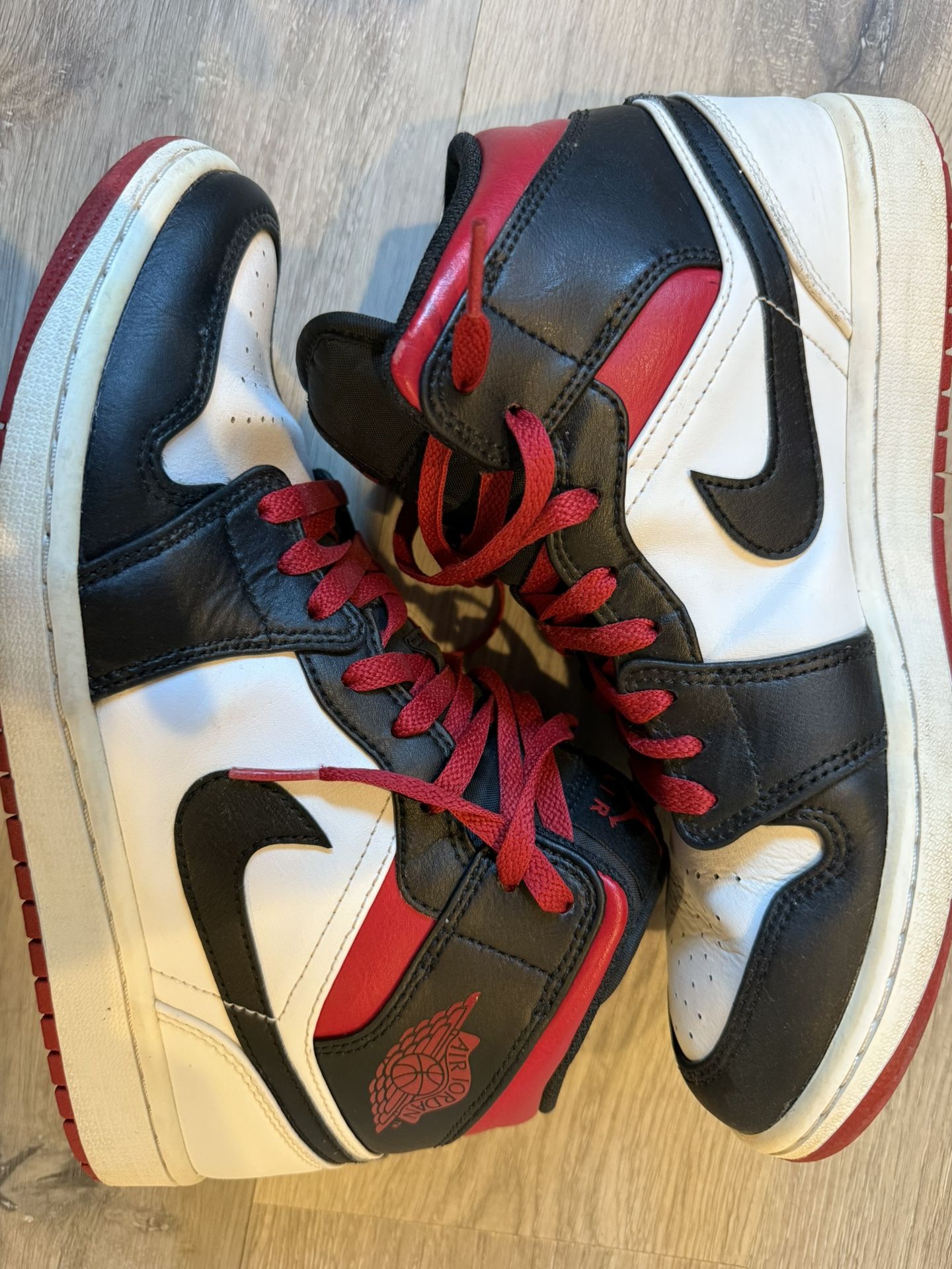 Jordan 1 Mid Red