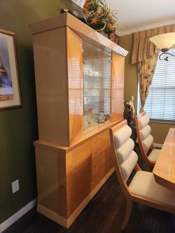 Dinning Room Set With Hutch