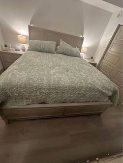 King Storage Bedframe with Footboard Drawers - MUST GO
