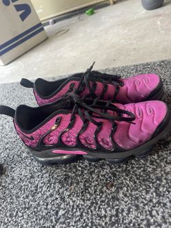 Nike Vapor max Size 8 M 10 F