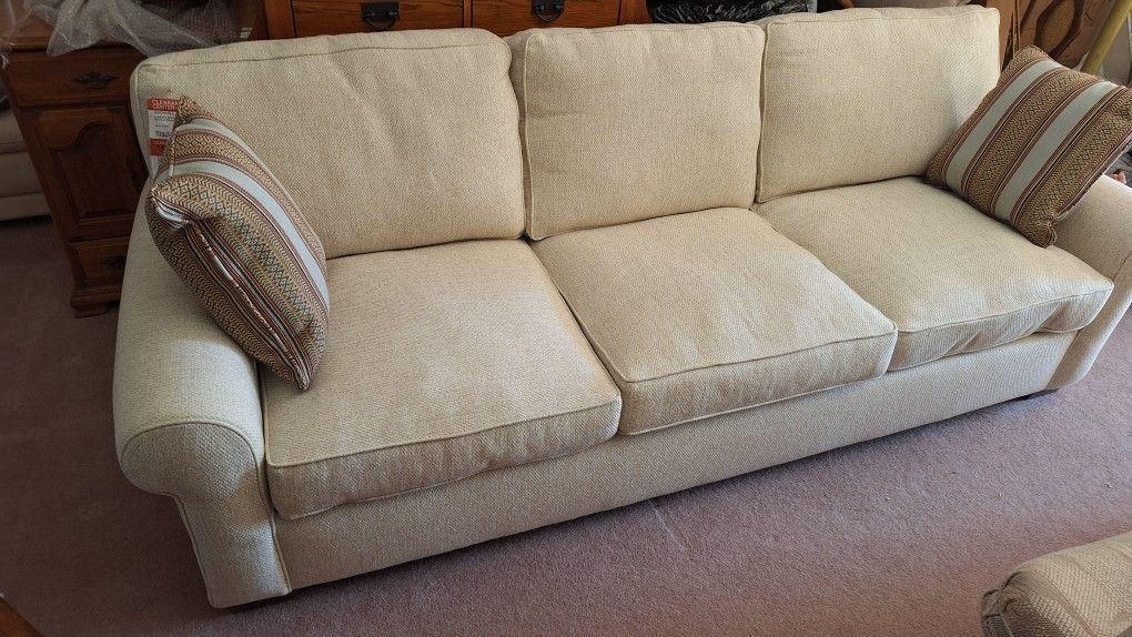 New Broyhill Sofa Couch