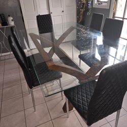 Table For A Family Can Fit 8 People