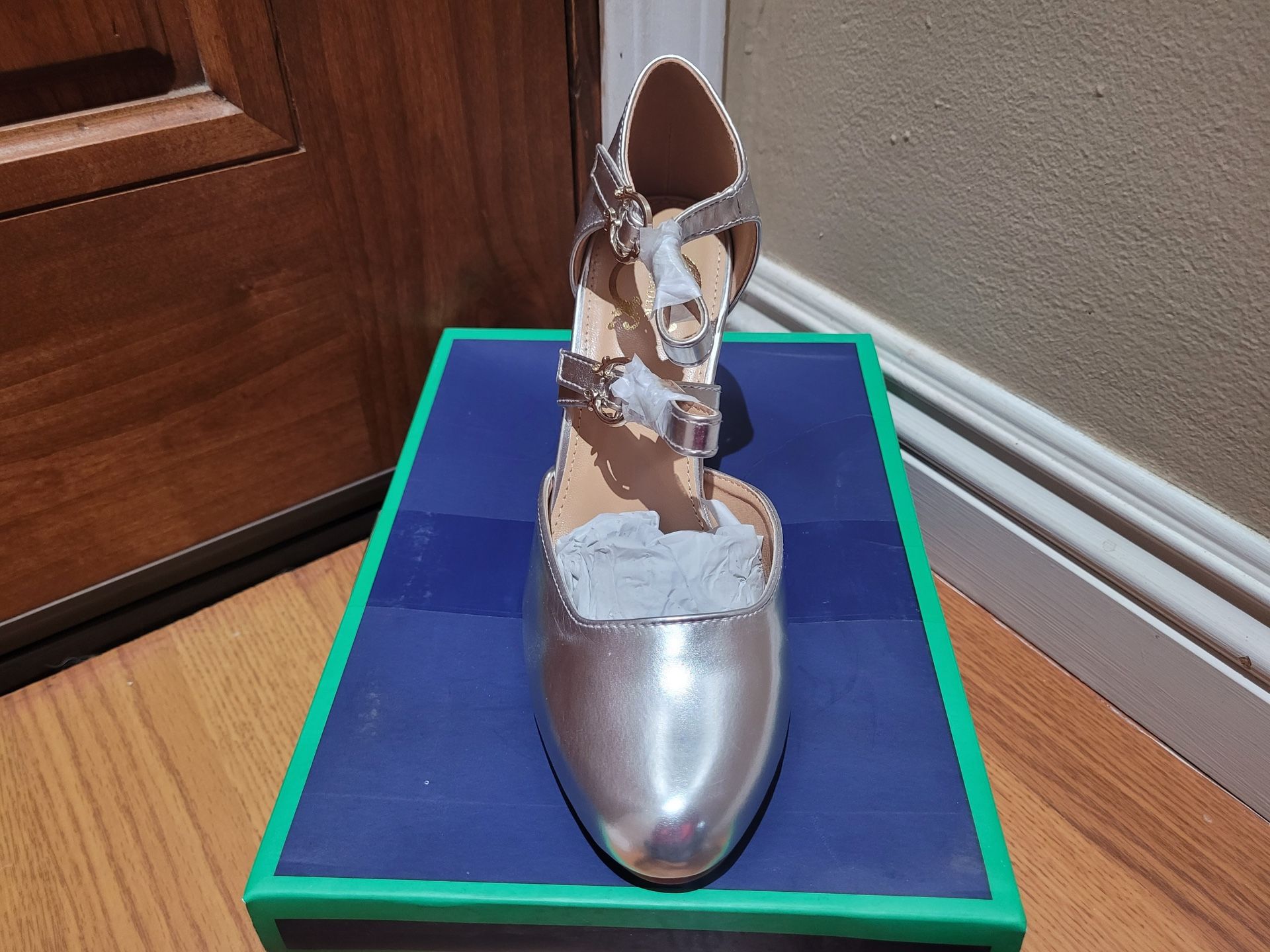 WONDER HEELS! SILVER FINN SIZES 7.5 & 8 AVAILABLE! BRAND NEW IN BOX PRETTY! Retail 37
