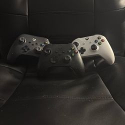 3 Broken Xbox Controllers – For Parts / Repair