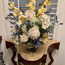 GORGEOUS FLOWER ARRANGEMENT 