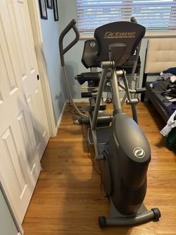 2015 Like New Octane Fitness Elliptical with Tablet Holder and HR Monitor - St. Louis, MO
