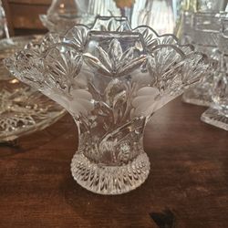 -GREAT. CHRISTMAS GIFT
This is a Princess House Crystal Frosted Floral Vase