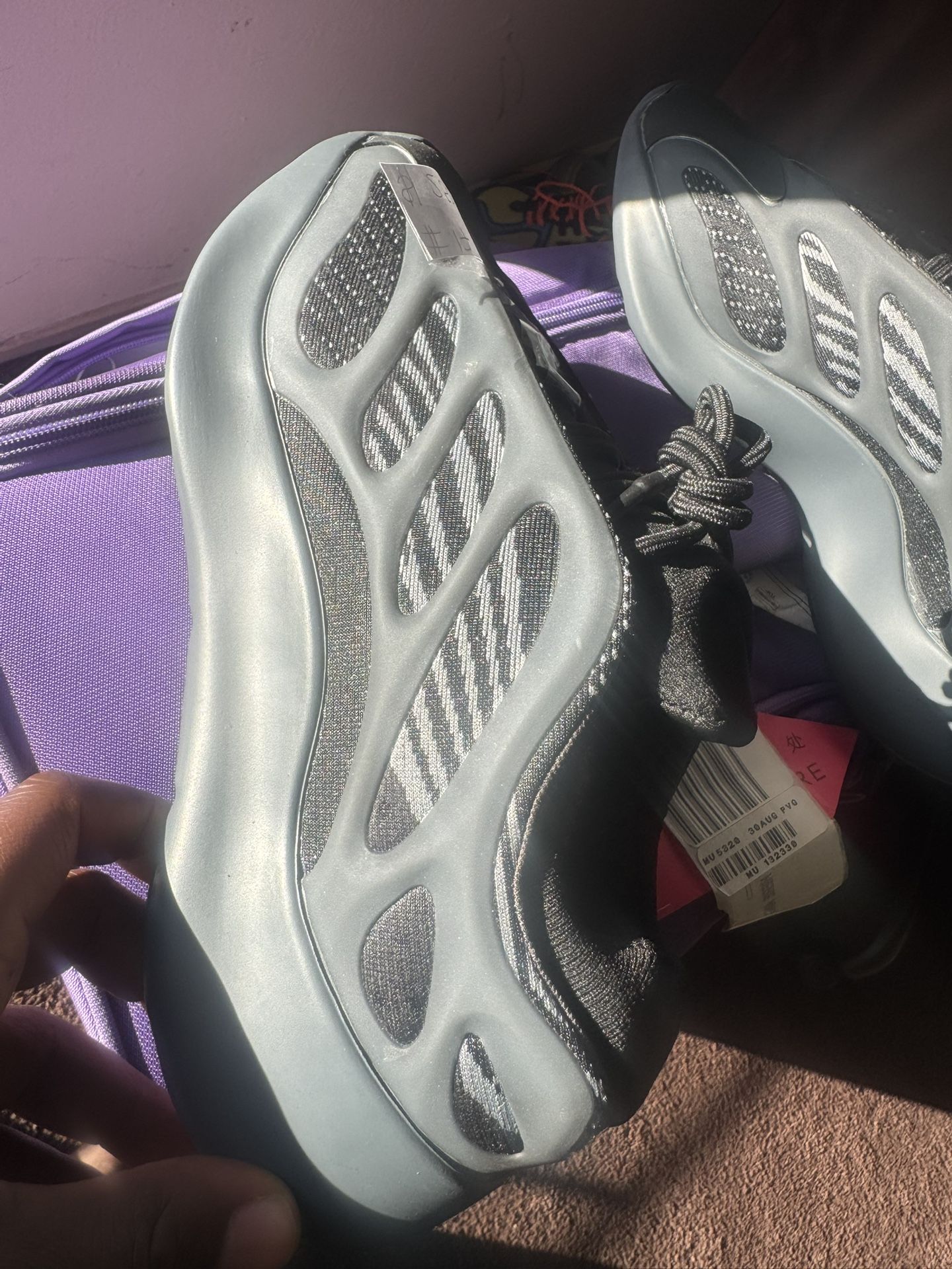 Adidas Yeezy 700 V3 – Black/Carbon – US Men’s 8.5 – Brand New