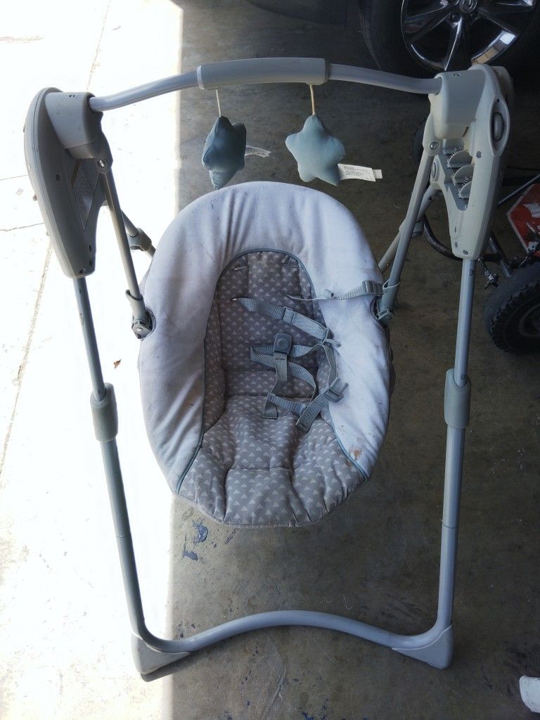Graco Slim Spaces Compact Baby Swing