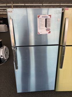💎 Modern 22 Cu. Ft. Family-Sized Refrigerator – Fingerprint Resistant!