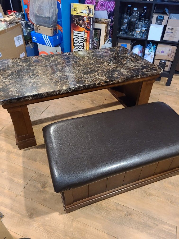 Raymour & Flanigan Coffee Table With Nesting Ottoman