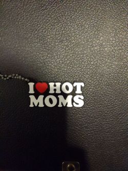 I ❤ hot moms keychain