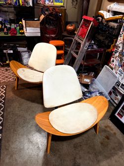 Beautiful mid-century modern style lounge chairs, sold as a pair