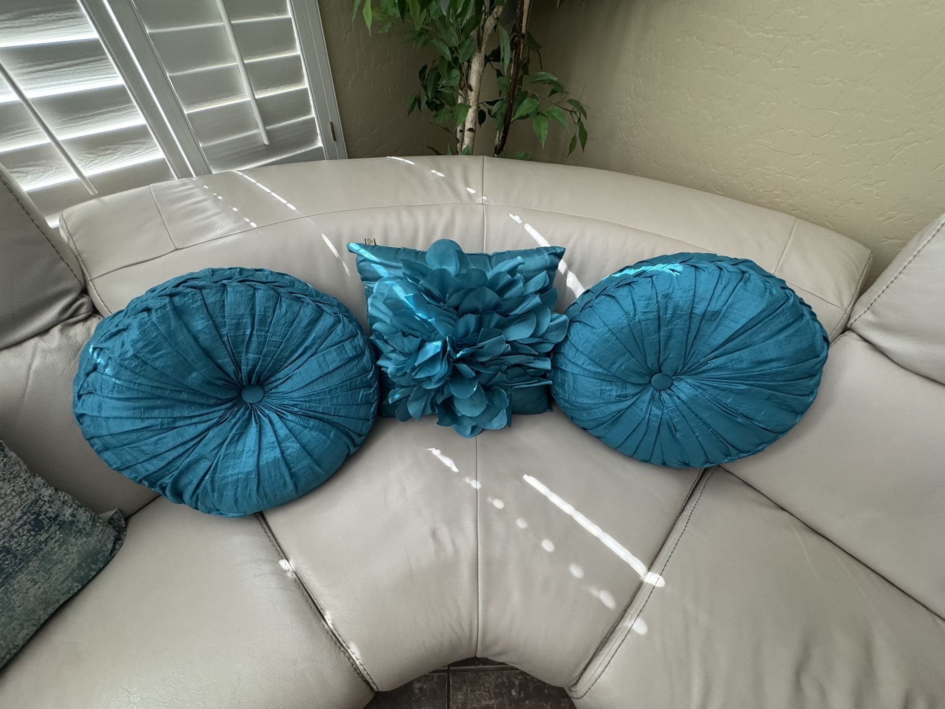 Stunning decoration Pillows In Excellent Condition