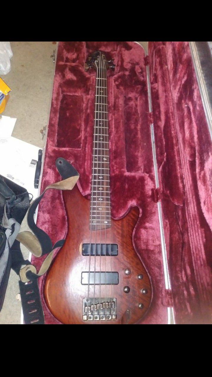 Active Bass ibanez sr505 with case