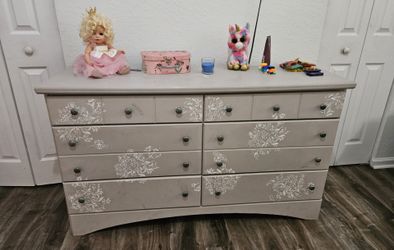 Chest of drawers/ Gavetero FREE