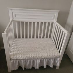 DaVinci Autumn 4-in-1 Convertible Mini Crib in White,
Greenguard Gold Certified. With Newton Crib Mattress 