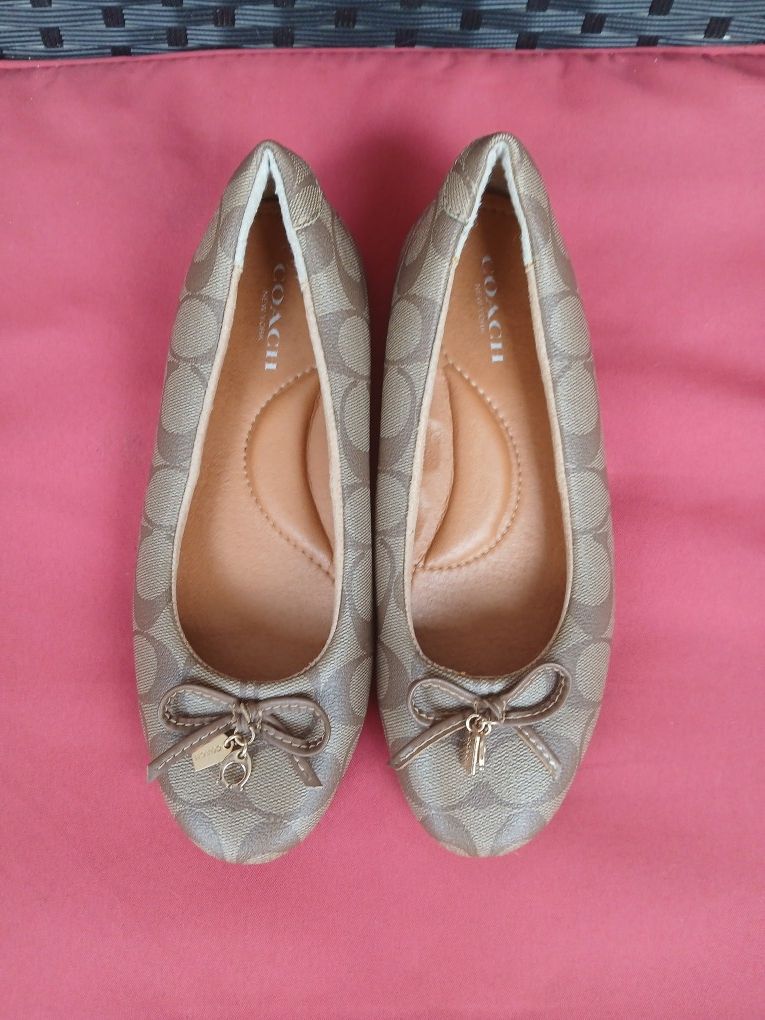 Coach BEA Flats. 5D.