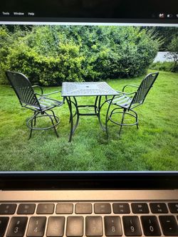 3-Piece Outdoor High-Top table with Swivel Stools