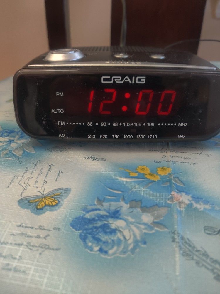 Craig AM/FM Clock Radio with Digital Time Display and Dual Power Options