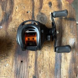 Right hand/retrieve baitcaster