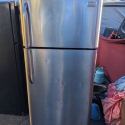 Dented Used Refrigerator/3 Months Of Warranty And Free Shipping And Free Local Delivery 