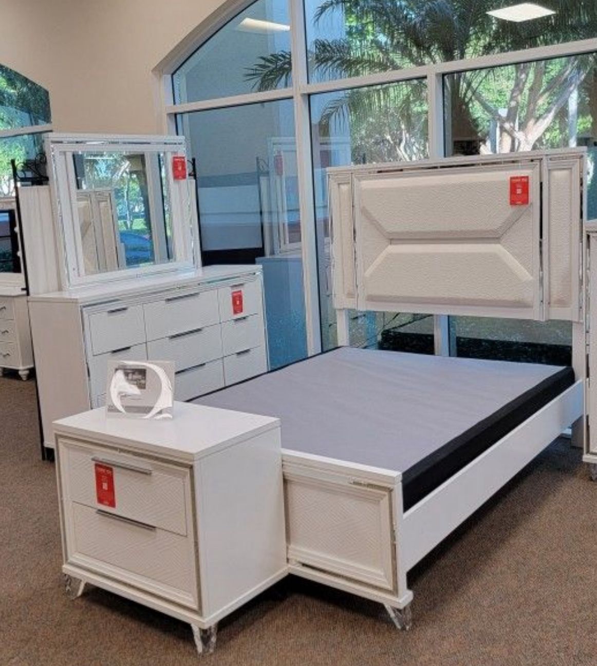 White Led Bedroom Set 4 Pcs New White Boucle Ans White Wood Set Bedroom New in box $1699