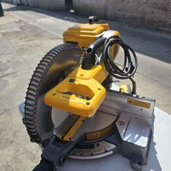 Miter Saw  / Sierra Ingletadora - Dewalt Battery Powered And Cordless 
