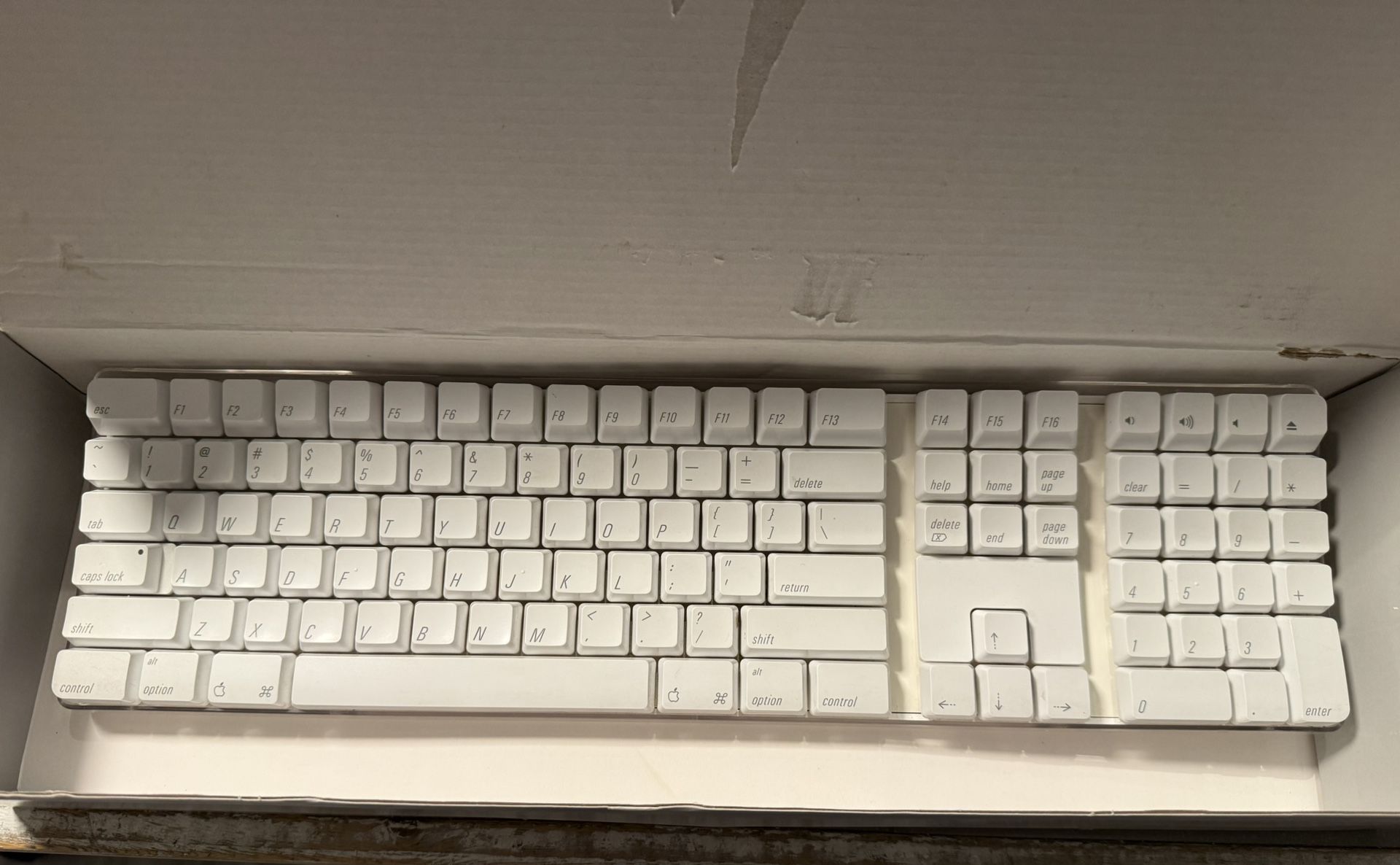 Apple A1016 M9270LL/A Wireless Keyboard Mac - Full Sized Numpad Bluetooth