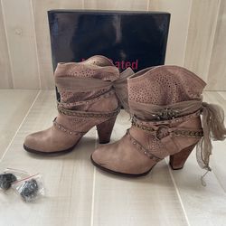 Woman’s Light Brown Boots w/ Embellishments - Not Rated Brand - 9.5