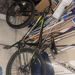 Mongoose Roost 27.5 Mountain Bike 