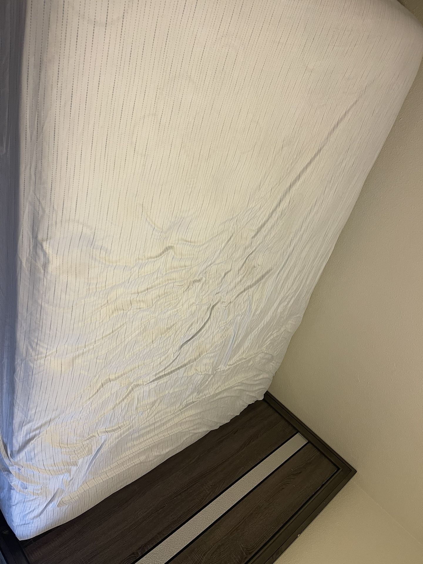 queen bed with mattress