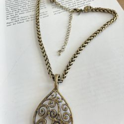 Beautiful Premier Designs mixed metals gold/silver teardrop pendant 14" necklace