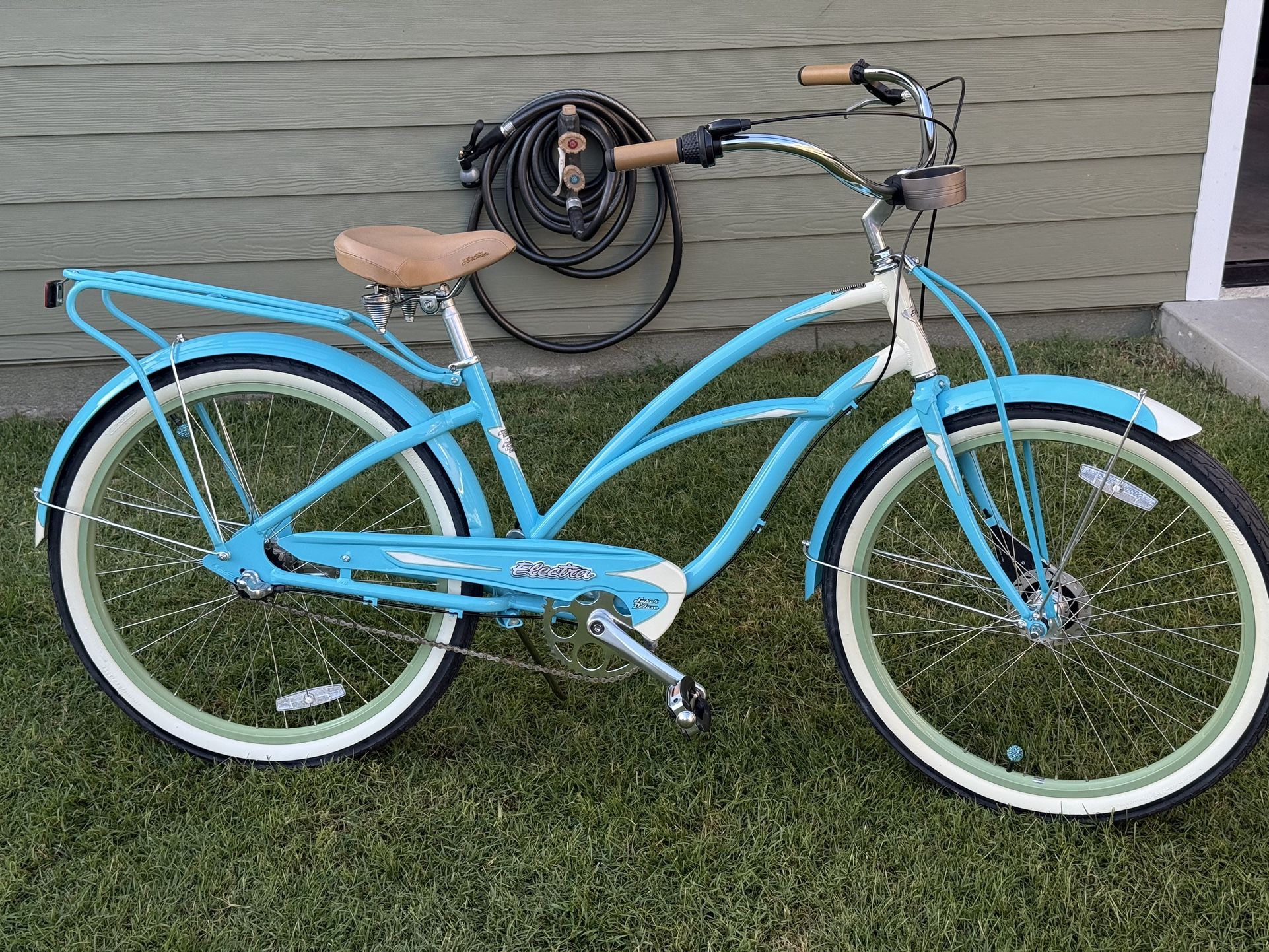 Electra Super Deluxe 3i beach cruiser front it has the classic look aluminum frame,rear rack, roller brake super nice bike like new