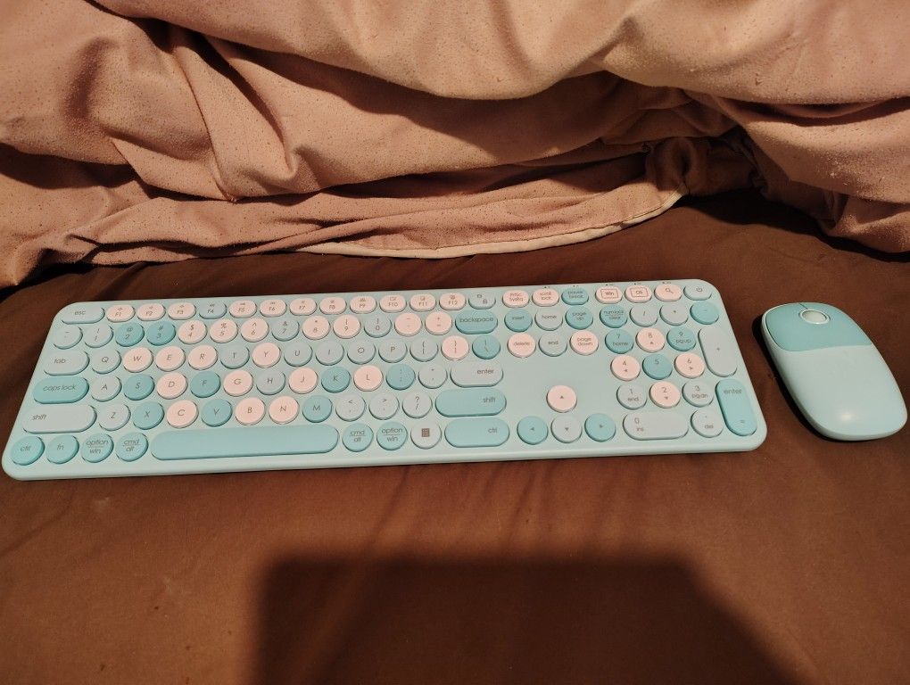MINT CONDITION PEIOUS WIRELESS BLUETOOTH MINT GREEN KEYBOARD AND MOUSE SET FOR MAC/WINDOWS