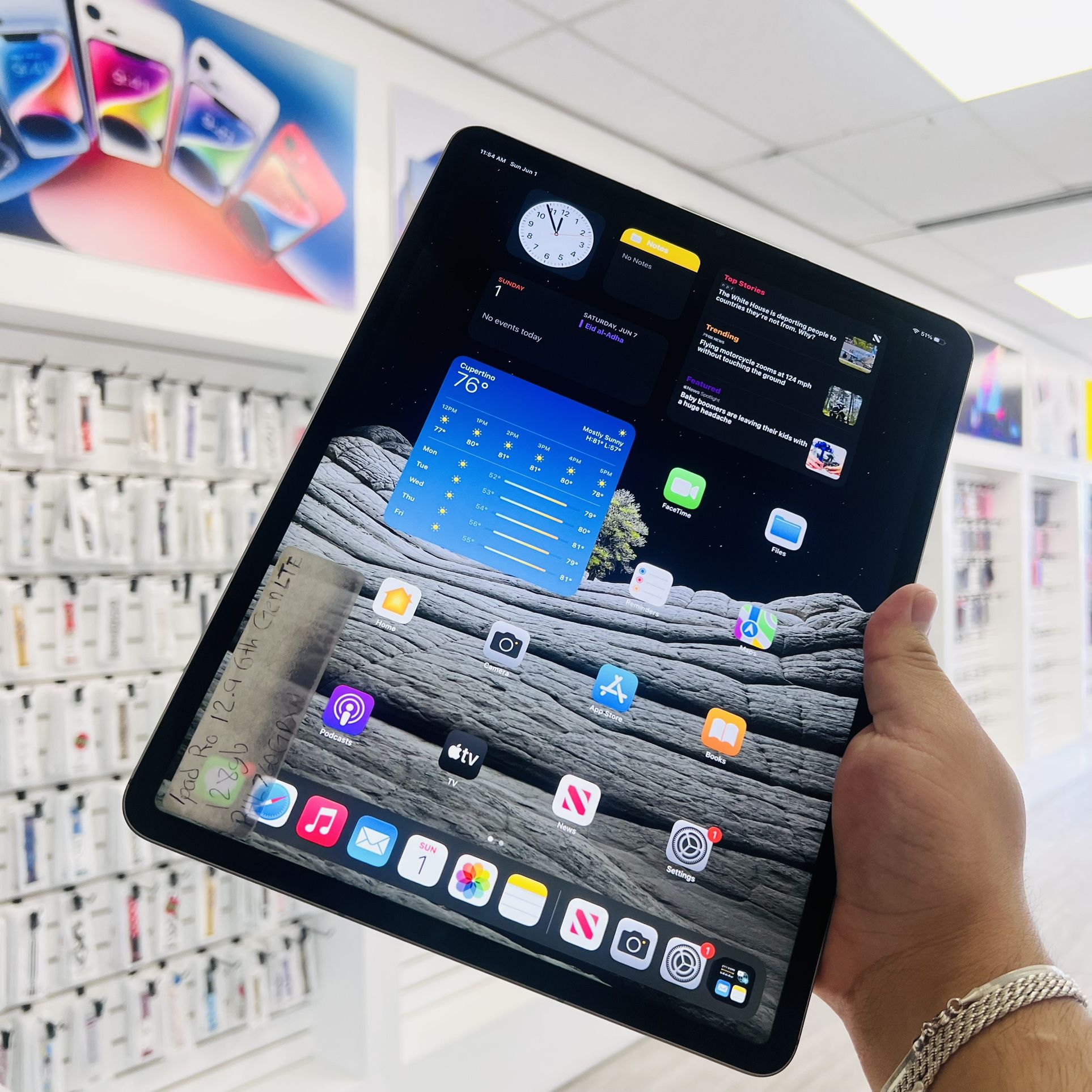 iPad Pro 12.9” 6th Gen 128GB WiFi LTE