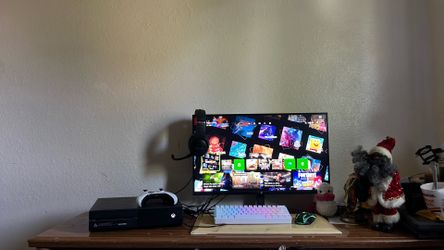 Xbox one with controller good condition monitor keyboards, mouse headphones, 150 with all is 350