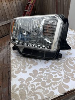 Toyota Tundra Passenger side headlight