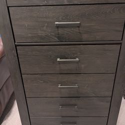 FIVE DRAWER CHEST (Ashley Furniture)