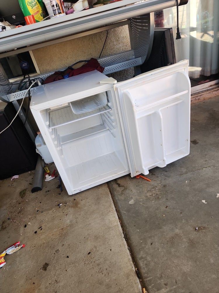 Magic Chef Mini Fridge 