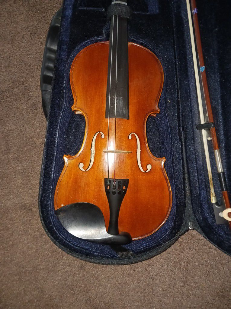  Violin  Missing 2 Strings  Missing  . No Case 